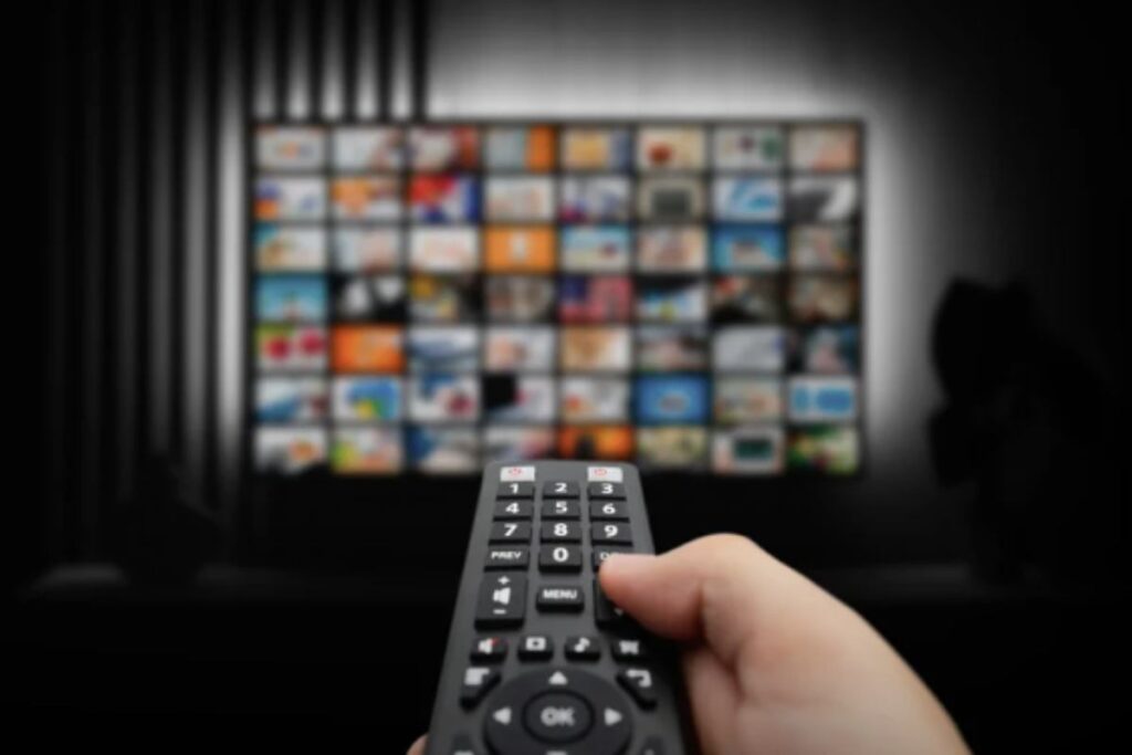 Molti utenti non conoscono l’esistenza di un pulsante sul telecomando della propria smart TV che permette di accedere direttamente a Rakuten TV
