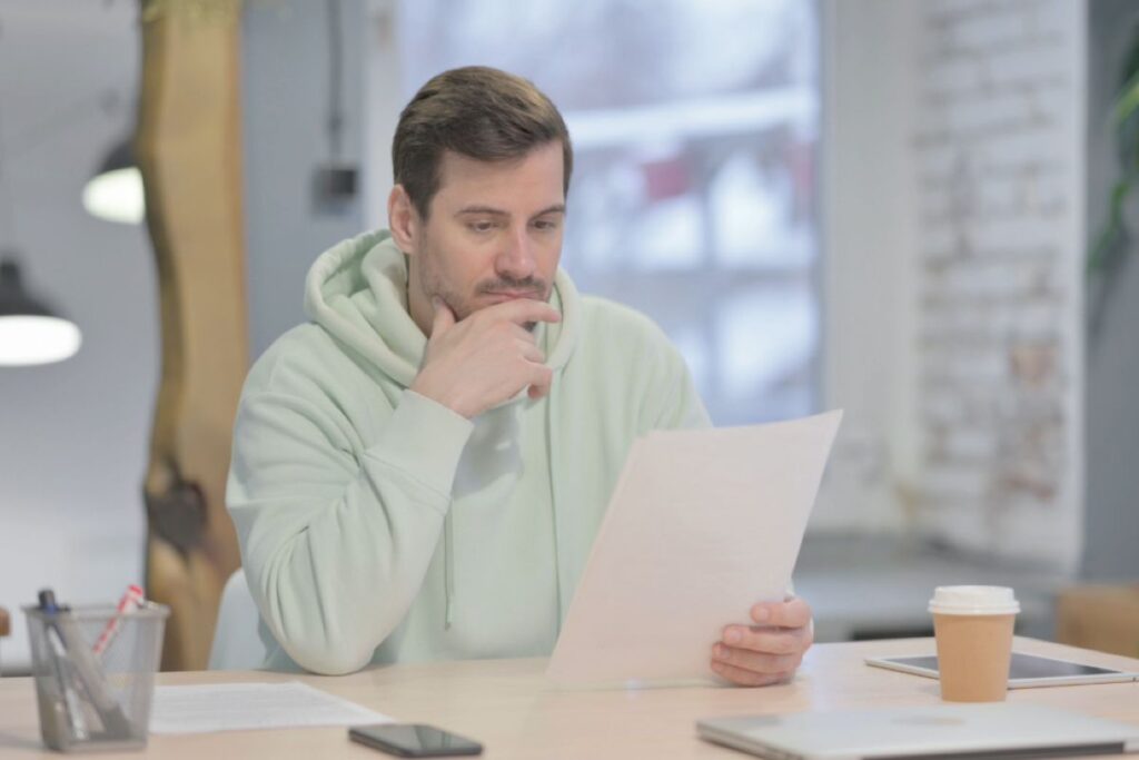 Uomo legge documento