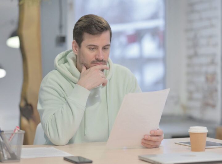 Uomo legge documento