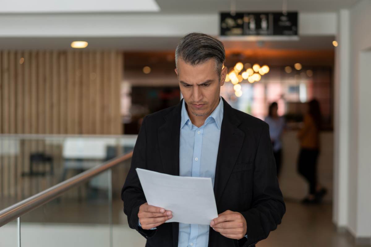 Uomo legge documento