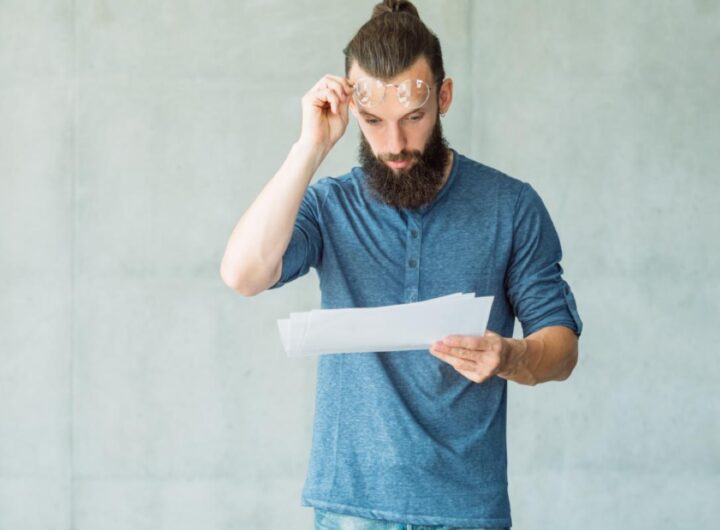 Uomo legge documento