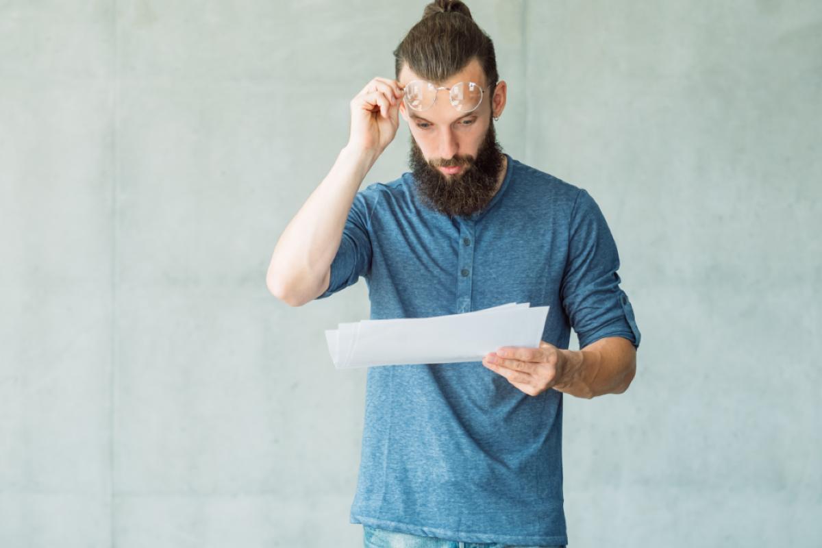 Uomo legge documento