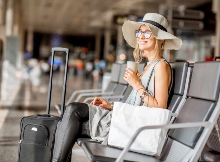 Viaggiatrice aeroporto