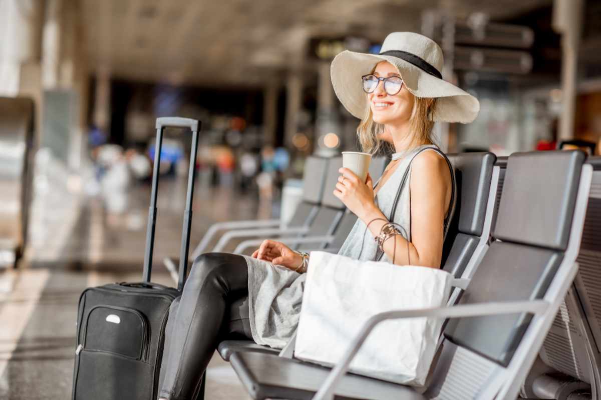 Viaggiatrice aeroporto
