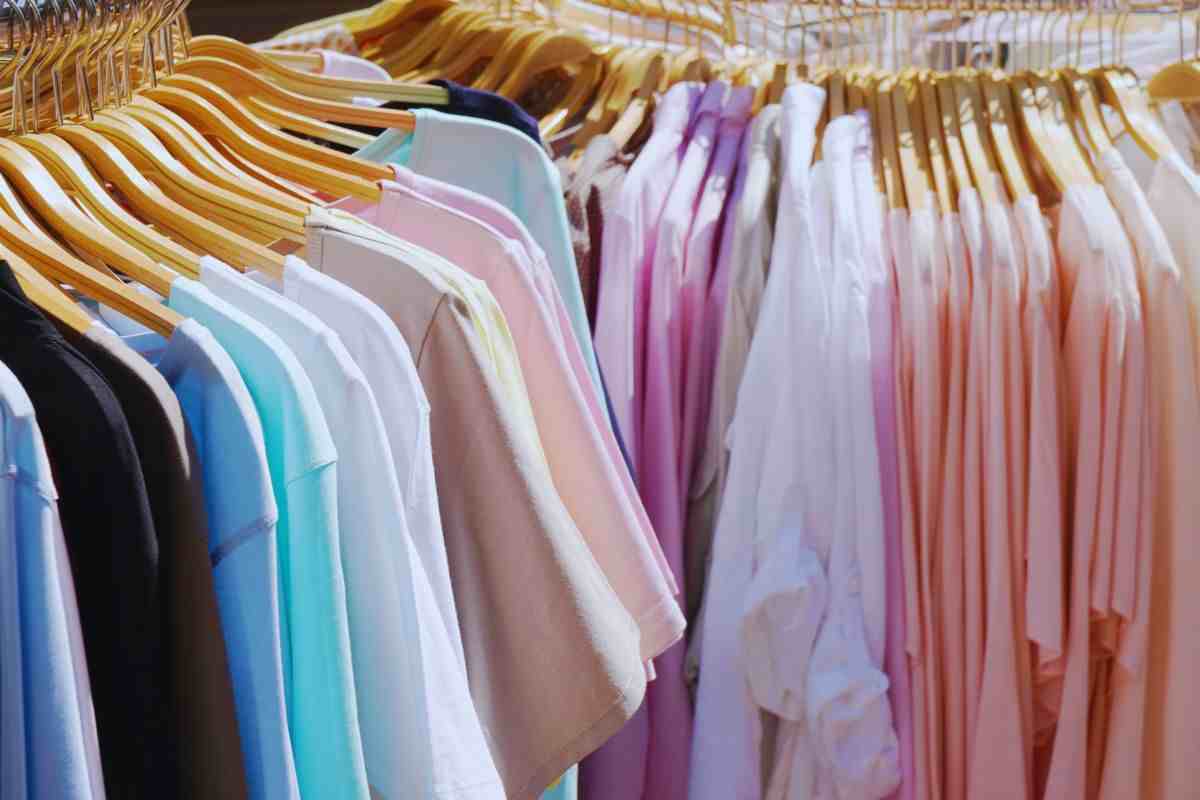 i colori dei vestiti che è consigliato indossare in estate