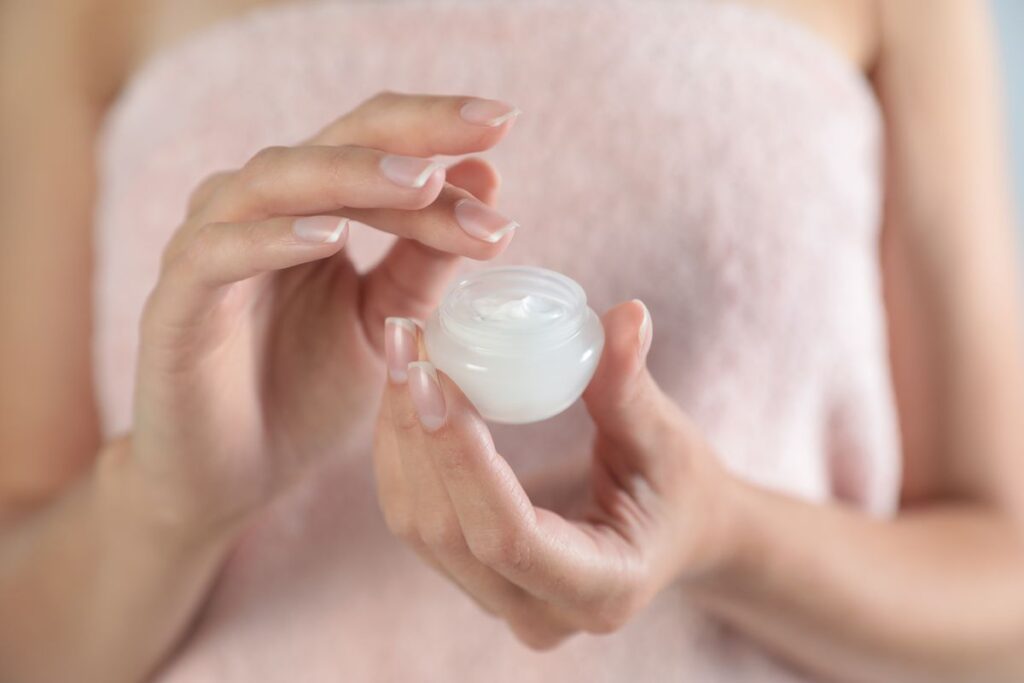 Come applicare la crema per una pelle più sana e giovane
