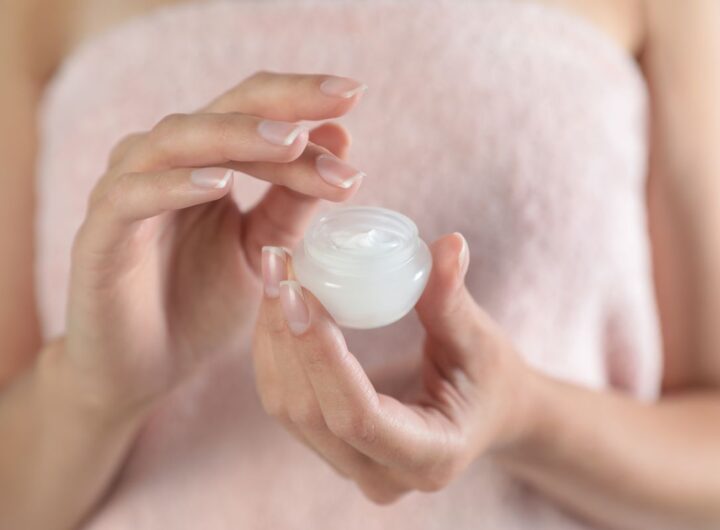 Come applicare la crema per una pelle più sana e giovane