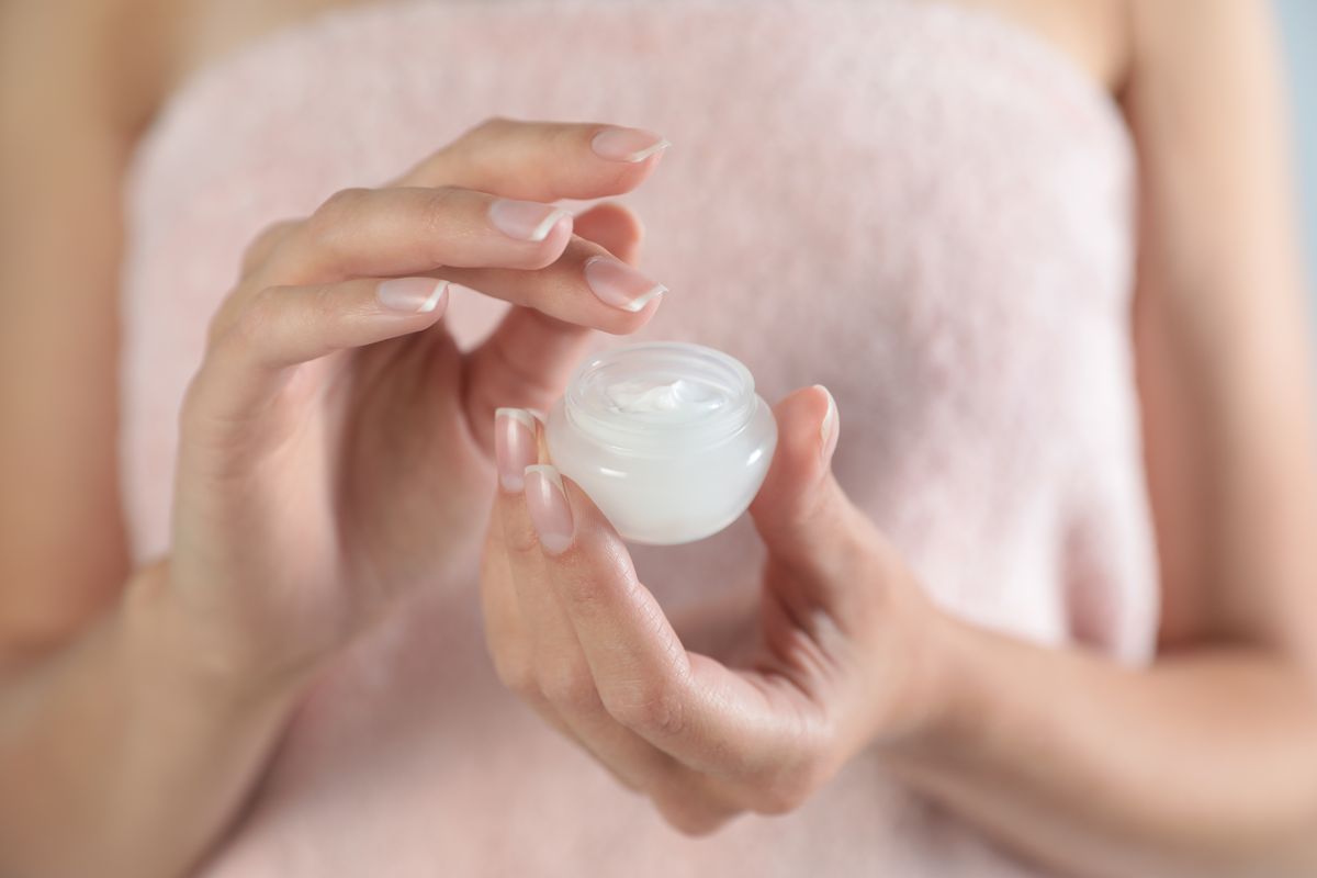 Come applicare la crema per una pelle più sana e giovane