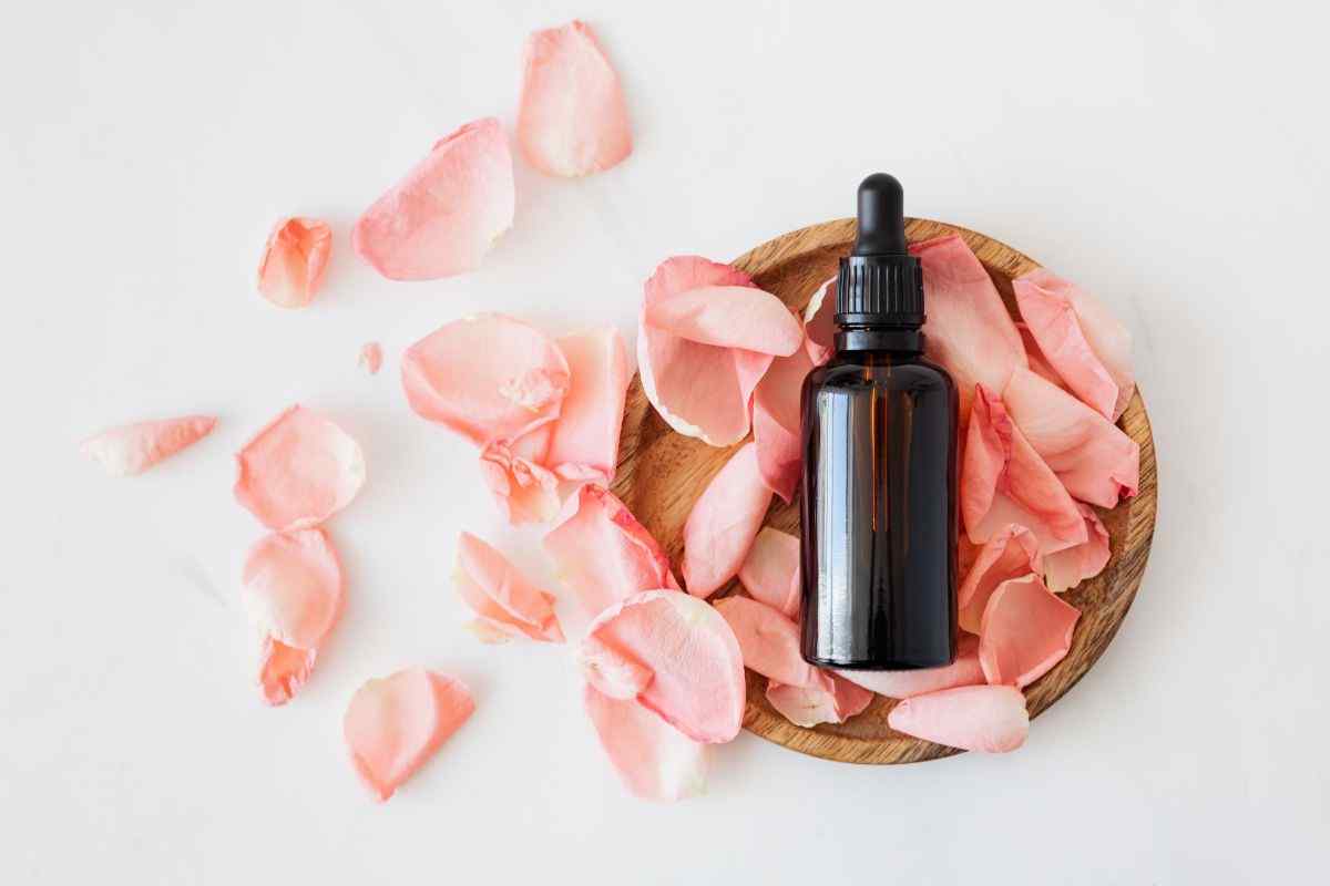 pelle luminosa: prova l'olio di rosa canina ti trasforma