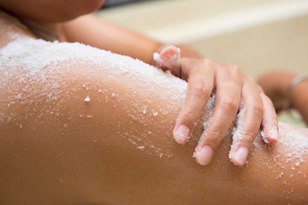 pelle levigata: scrub con 2 iingredienti