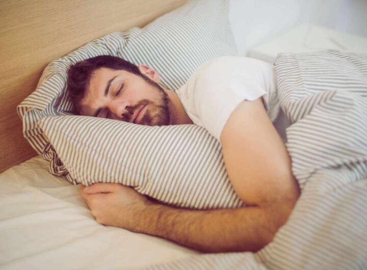 Se dormi in questo modo il tuo viso diventerà più bello