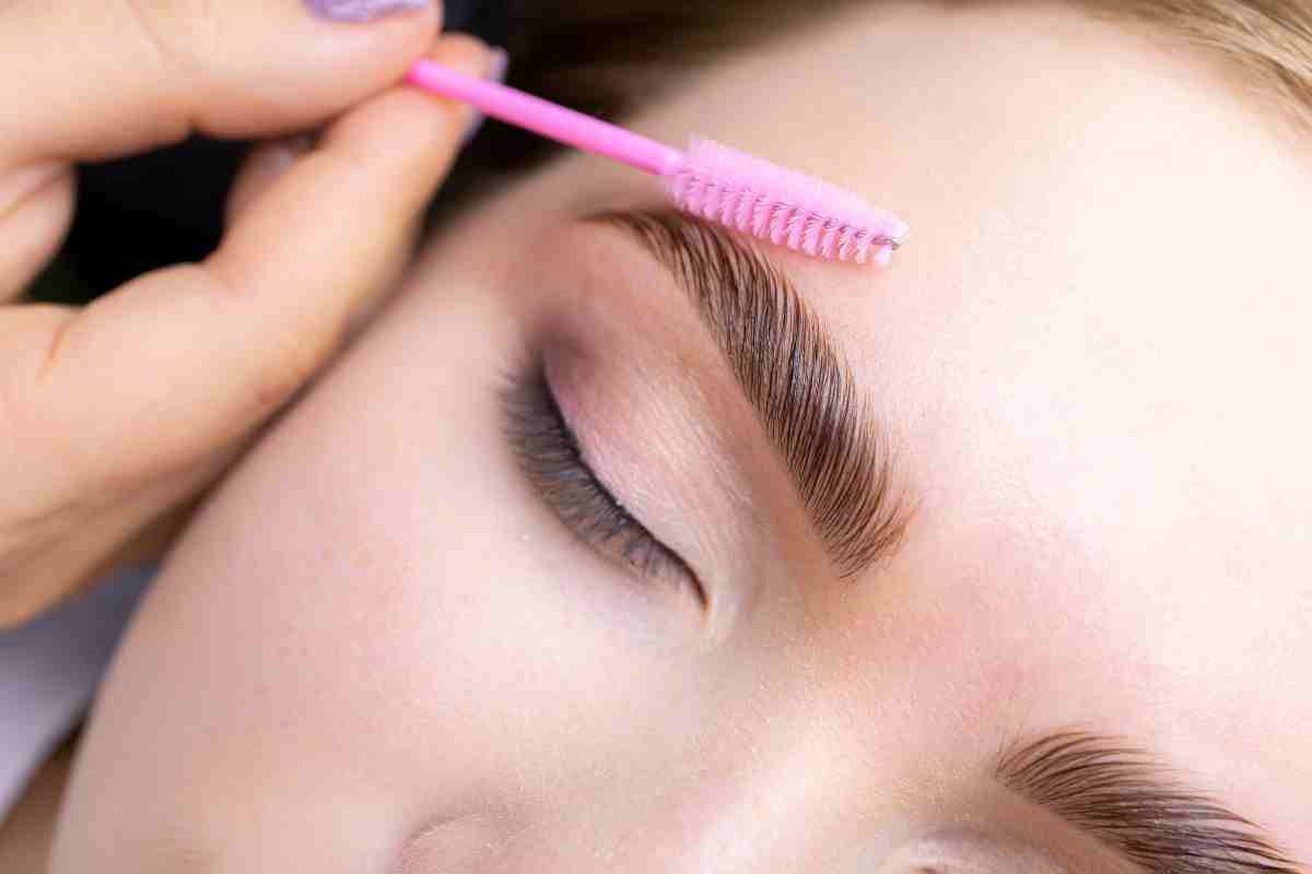 sopracciglia perfette: il metodo delle estetiste da fare a casa
