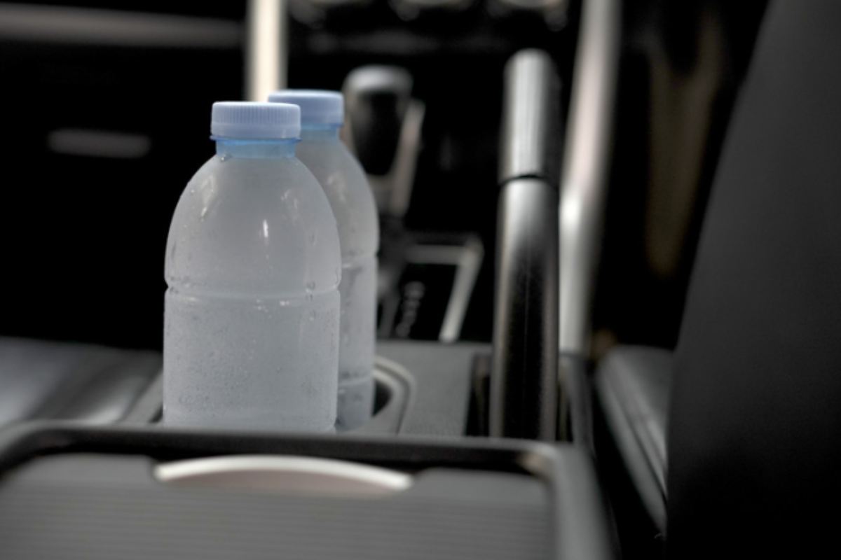 Bere acqua calda non soddisfa allo stesso modo il fabbisogno idrico del corpo. Quando si ha sete, il corpo richiede freschezza