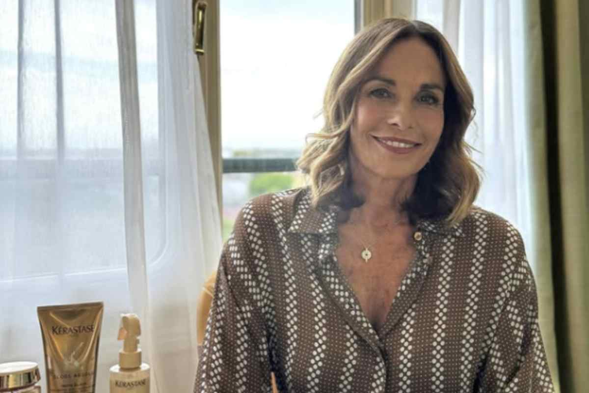 Cristina Parodi, nota giornalista e volto televisivo, ha svelato la sua formula per un incarnato radioso e una tintarella invidiabile