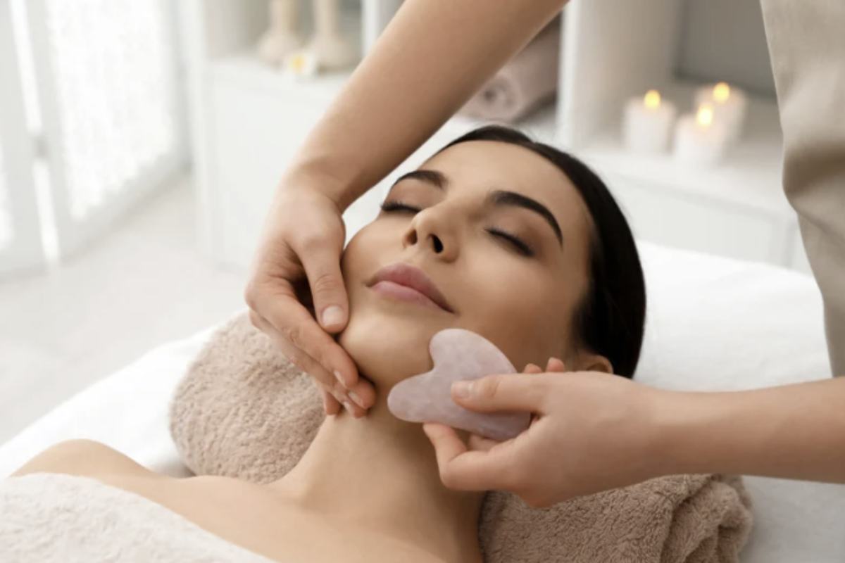 Il termine Gua Sha deriva dal cinese e significa letteralmente “graffiare via il calore”. Questa tecnica terapeutica,