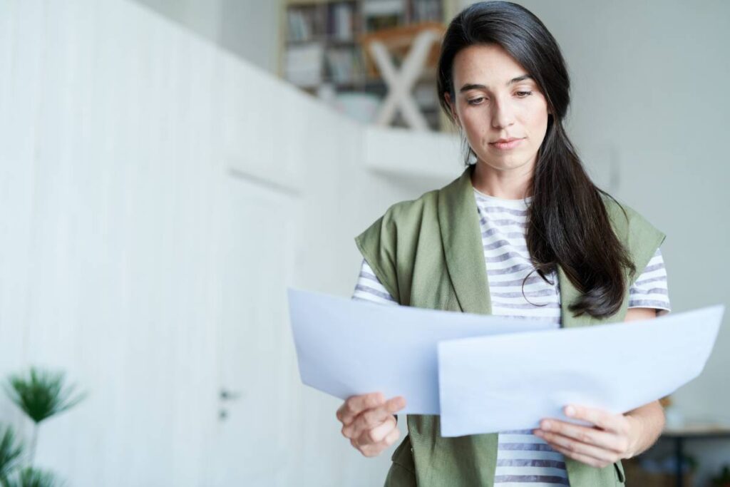 Donna legge documento