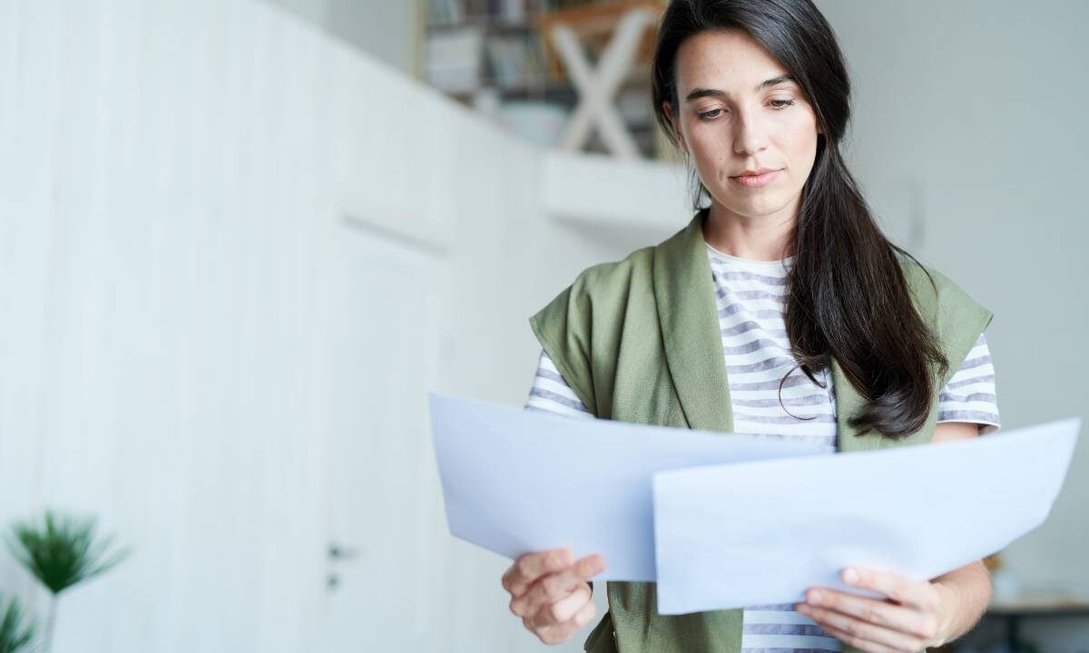 Donna legge documento