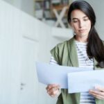 Donna legge documento