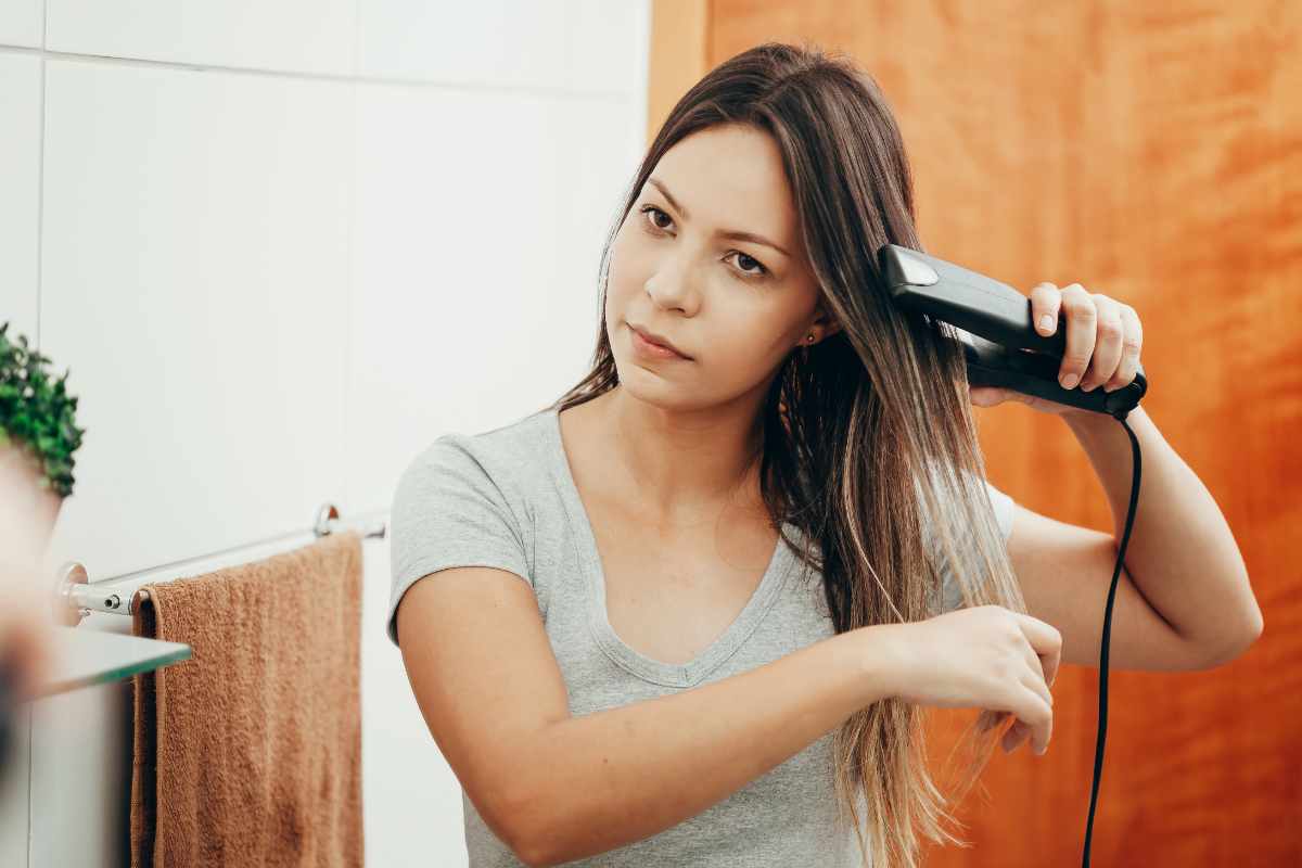 Donna piastra capelli