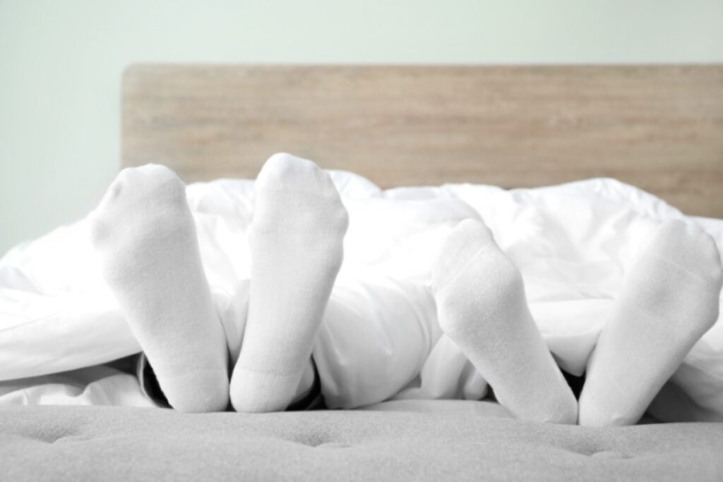Ma cosa succede realmente al corpo quando si dorme con i calzini? E quali sono i vantaggi e gli svantaggi di questa abitudine?