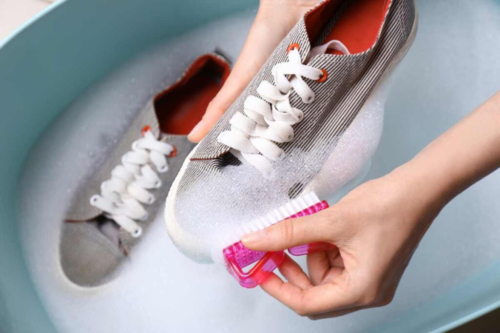 Pulire scarpe