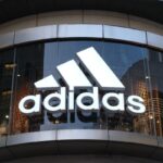 Insegna con il logo Adidas visibile all’esterno di un negozio a Shanghai, in Cina.