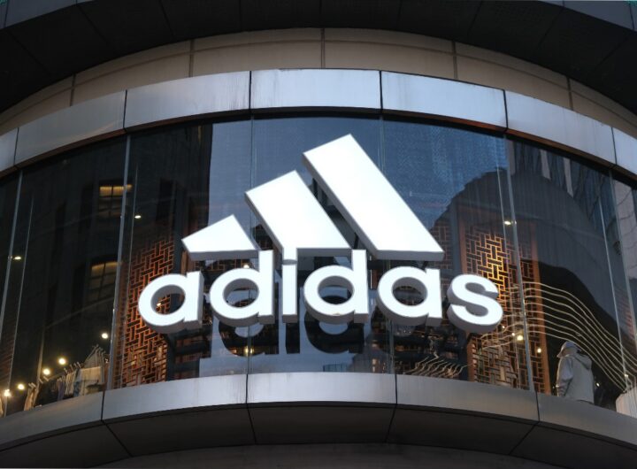 Insegna con il logo Adidas visibile all’esterno di un negozio a Shanghai, in Cina.