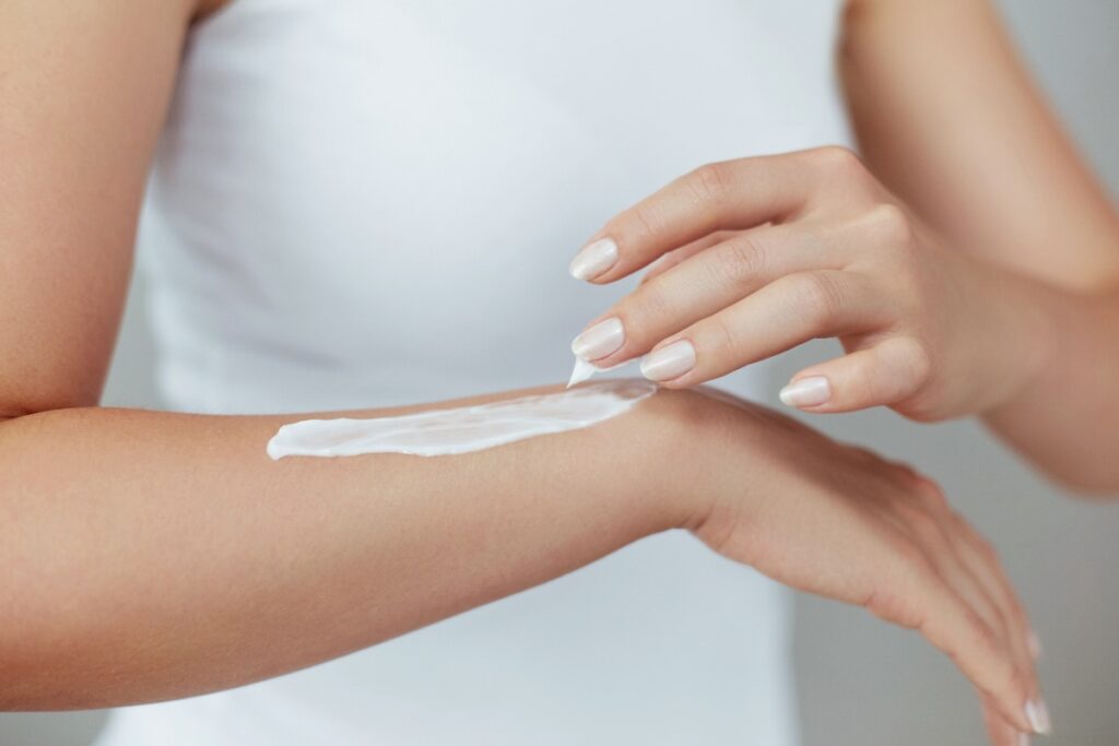 Uso di crema cicatrizzante per velocizzare la riparazione della pelle danneggiata