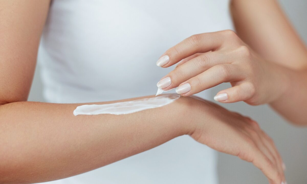 Uso di crema cicatrizzante per velocizzare la riparazione della pelle danneggiata