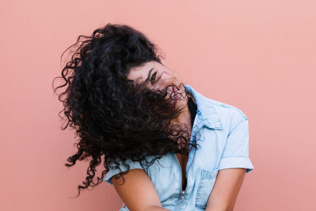 Giovane donna con splendidi capelli ricci