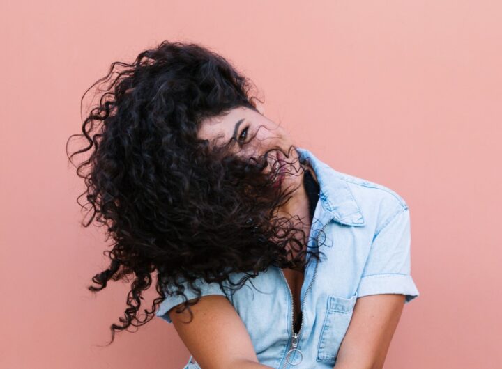 Giovane donna con splendidi capelli ricci