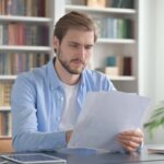 Uomo legge documento