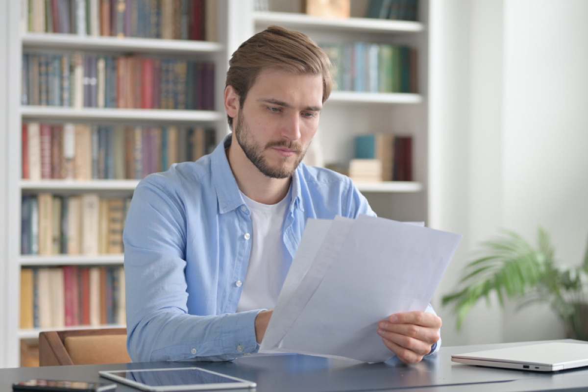 Uomo legge documento