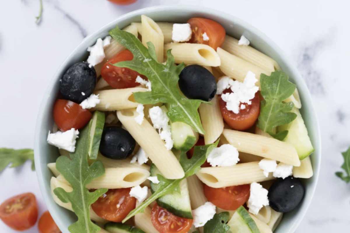 L’aumento di peso legato alla pasta non dipende dall’alimento in sé, ma spesso da porzioni eccessive o da condimenti ipercalorici come sughi a base di panna