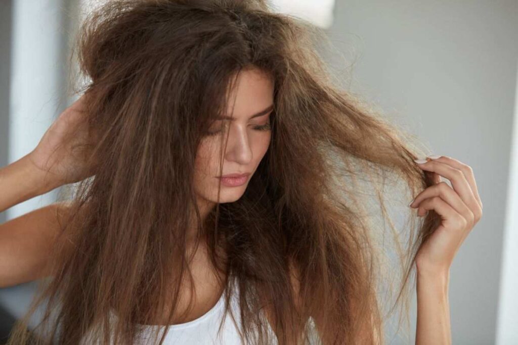 Come curare i capelli secchi e opachi con un solo prodotto