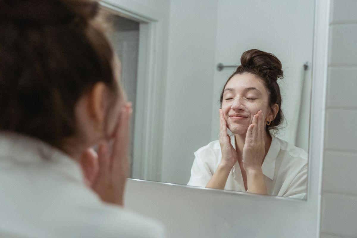 Ecco come lavare il viso in modo efficiente: la tua pelle ti ringrazierà