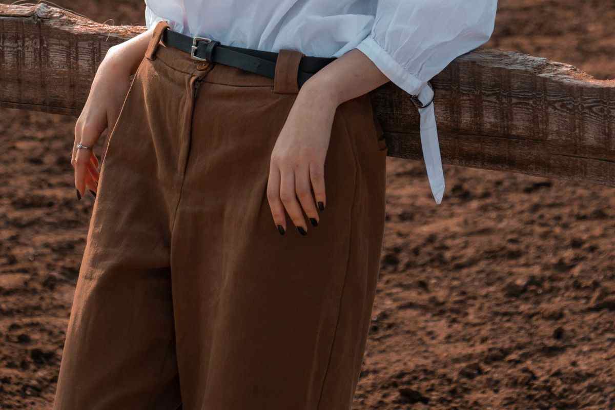 altro che jeans: nuova tendenza autunno 2025 i pantaloni marroni