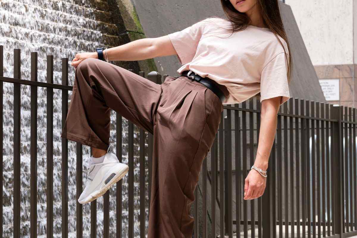 altro che jeans: nuova tendenza autunno 2025 i pantaloni marroni