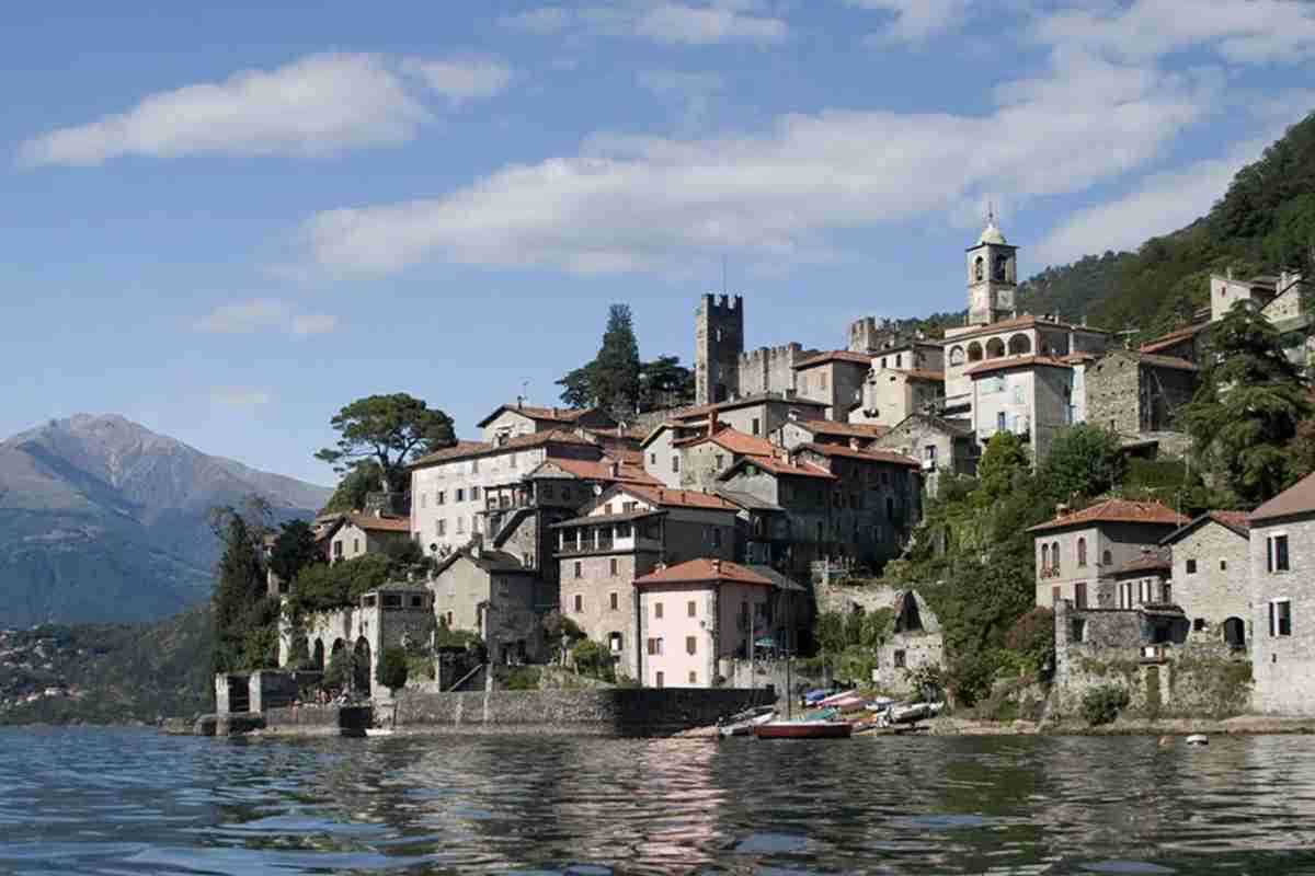 Corenno Plinio fa parte del Comune di Dervio, località che conta oggi circa 2.520 abitanti e si estende su una superficie di 11,7 km² sulla sponda orientale