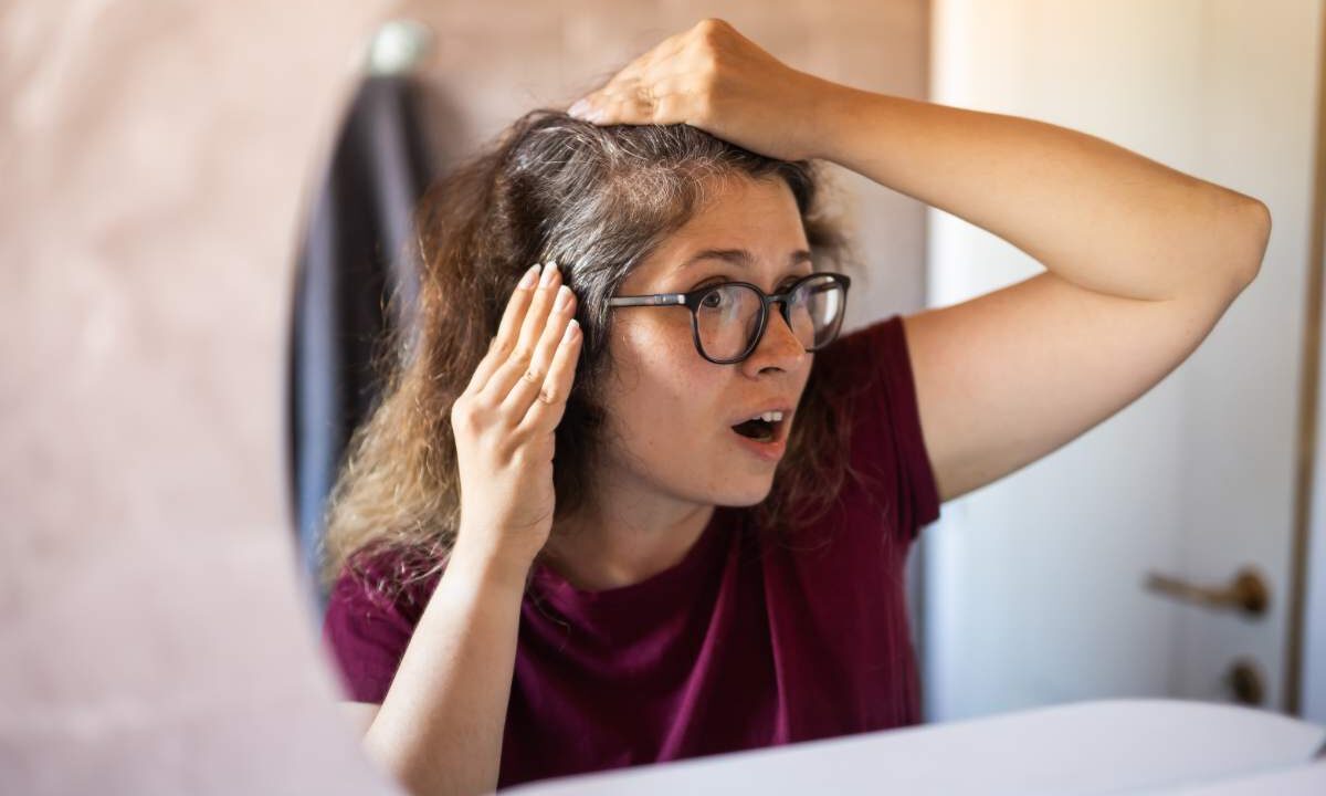 cosa mangiare per contrastare i capelli bianchi