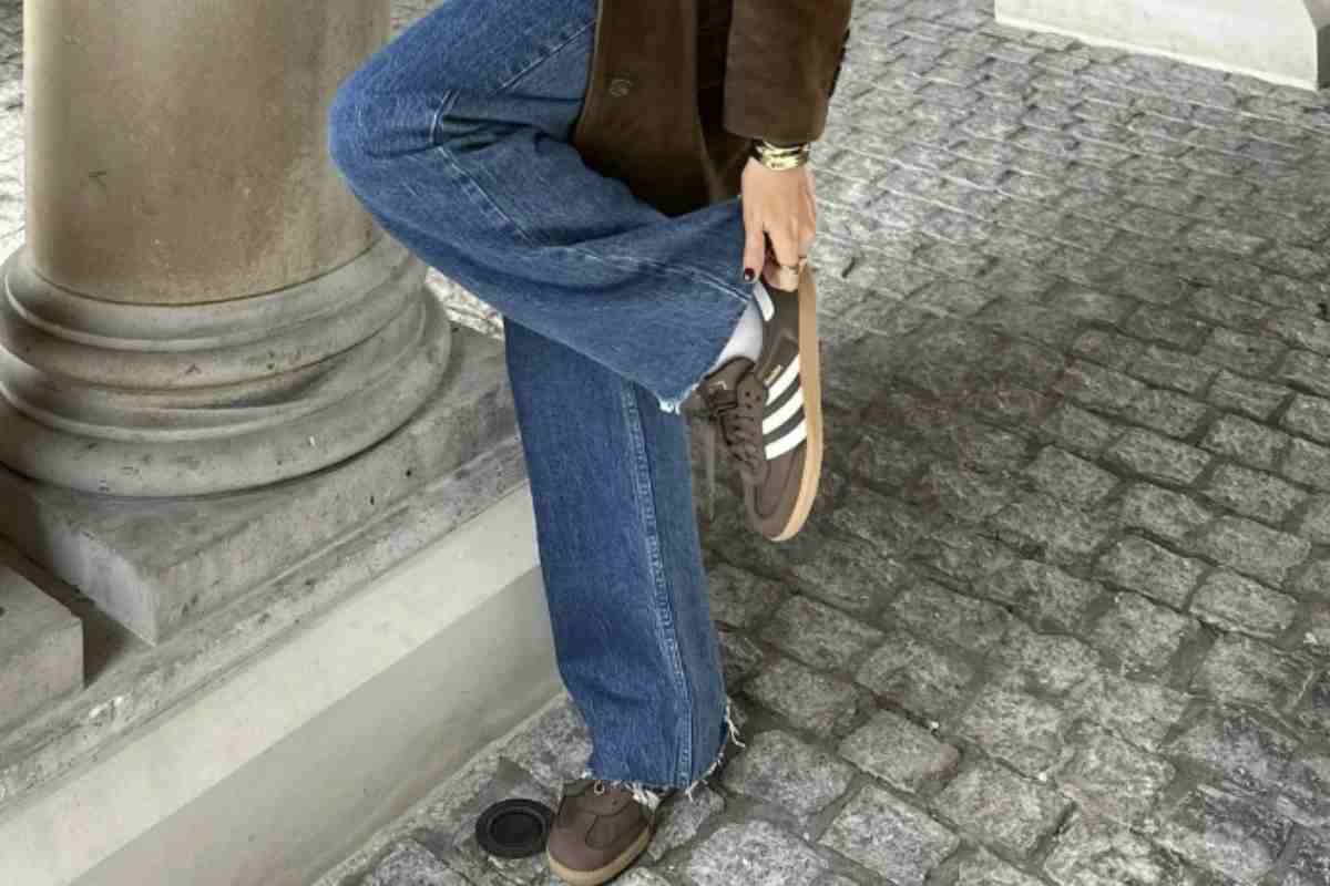 Negli ultimi anni, la sneaker ha conquistato un ruolo centrale nel panorama della moda femminile, diventando un simbolo di stile