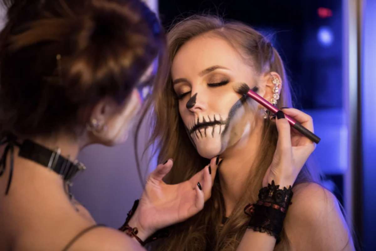 Chi desidera un make-up più elaborato può optare per un volto scheletrico, utilizzando una base chiara da teatro