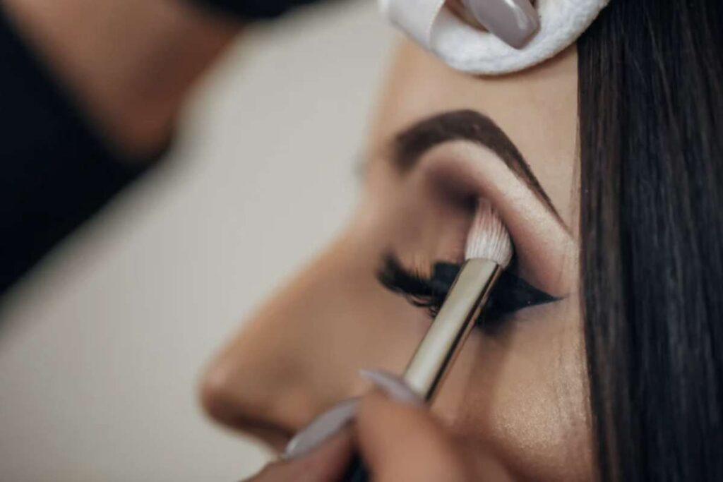 Per il 2025, la tendenza del make-up di Halloween punta su effetti realistici e al contempo facili da realizzare,