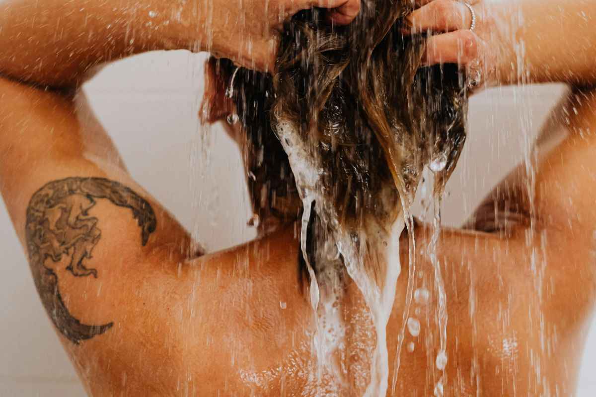capelli più forti e luminosi con il risciacquo acido