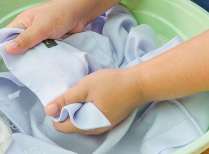 Come eliminare la candeggina dai vestiti?