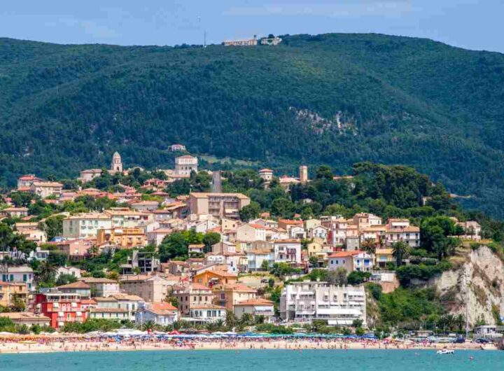 borgo più bello sul mare nelle marche