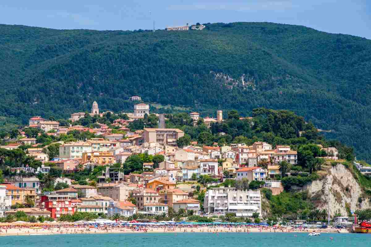 borgo più bello sul mare nelle marche