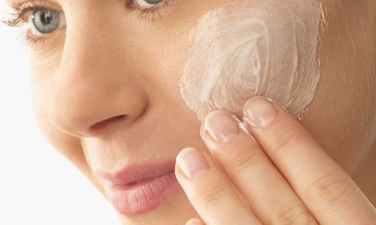 mettere crema di sera sul viso: perché farlo