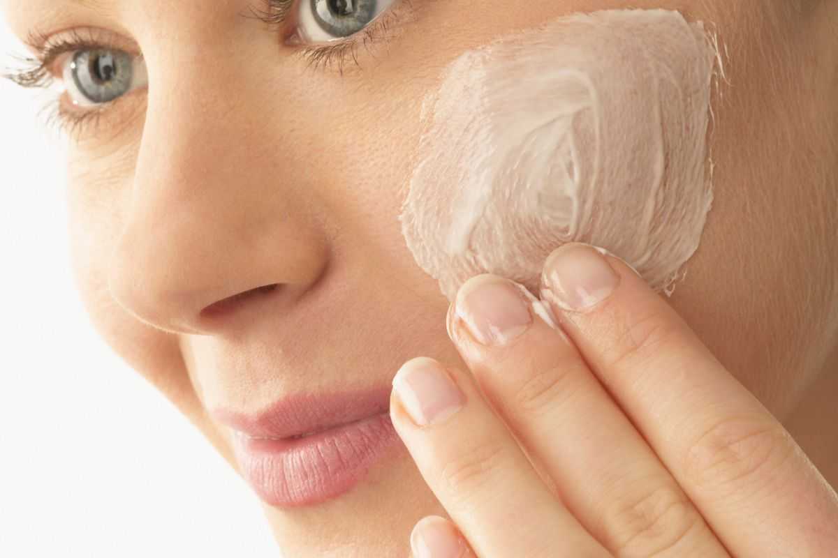mettere crema di sera sul viso: perché farlo