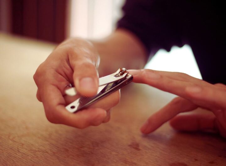 Se tagli le unghie in questo modo rischi grosso